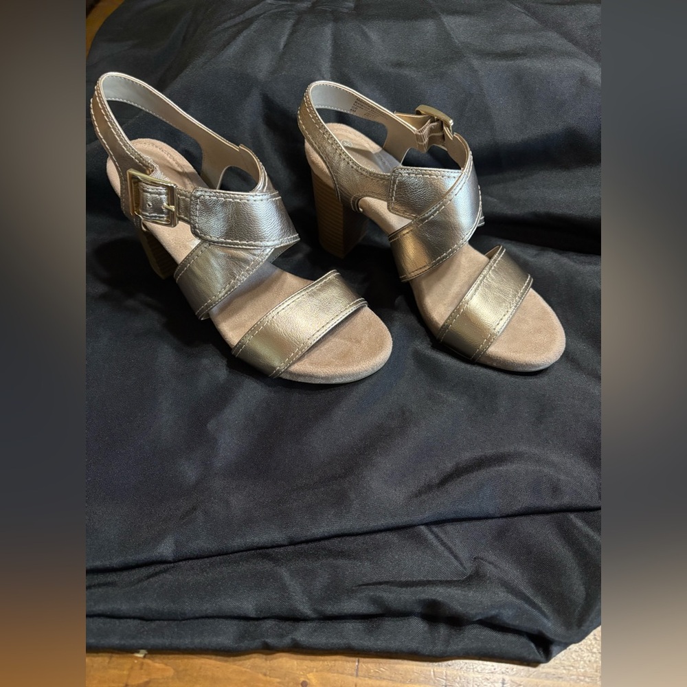 Gold block heeled sandal, size 8